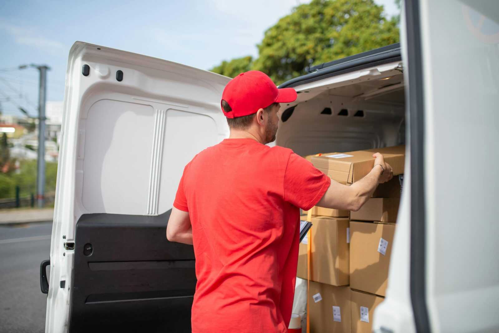 Business Logistics Solutions for Parcel Delivery from the USA to Portugal